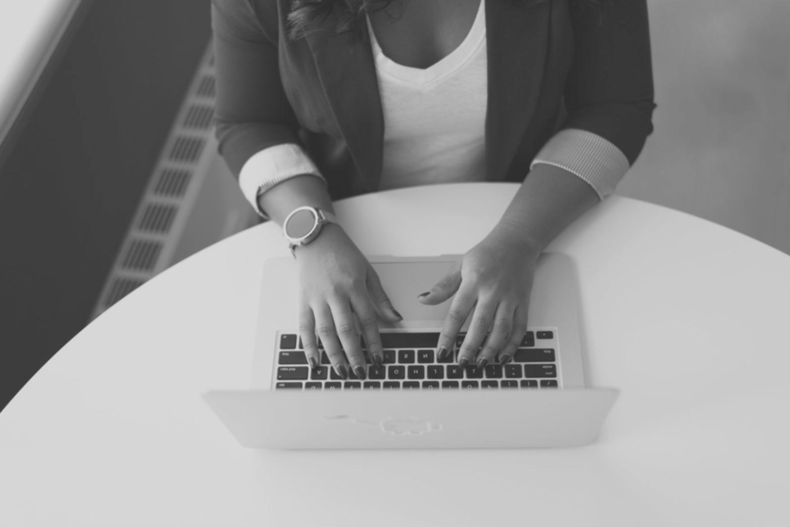 Salle de formation avec participants actifs