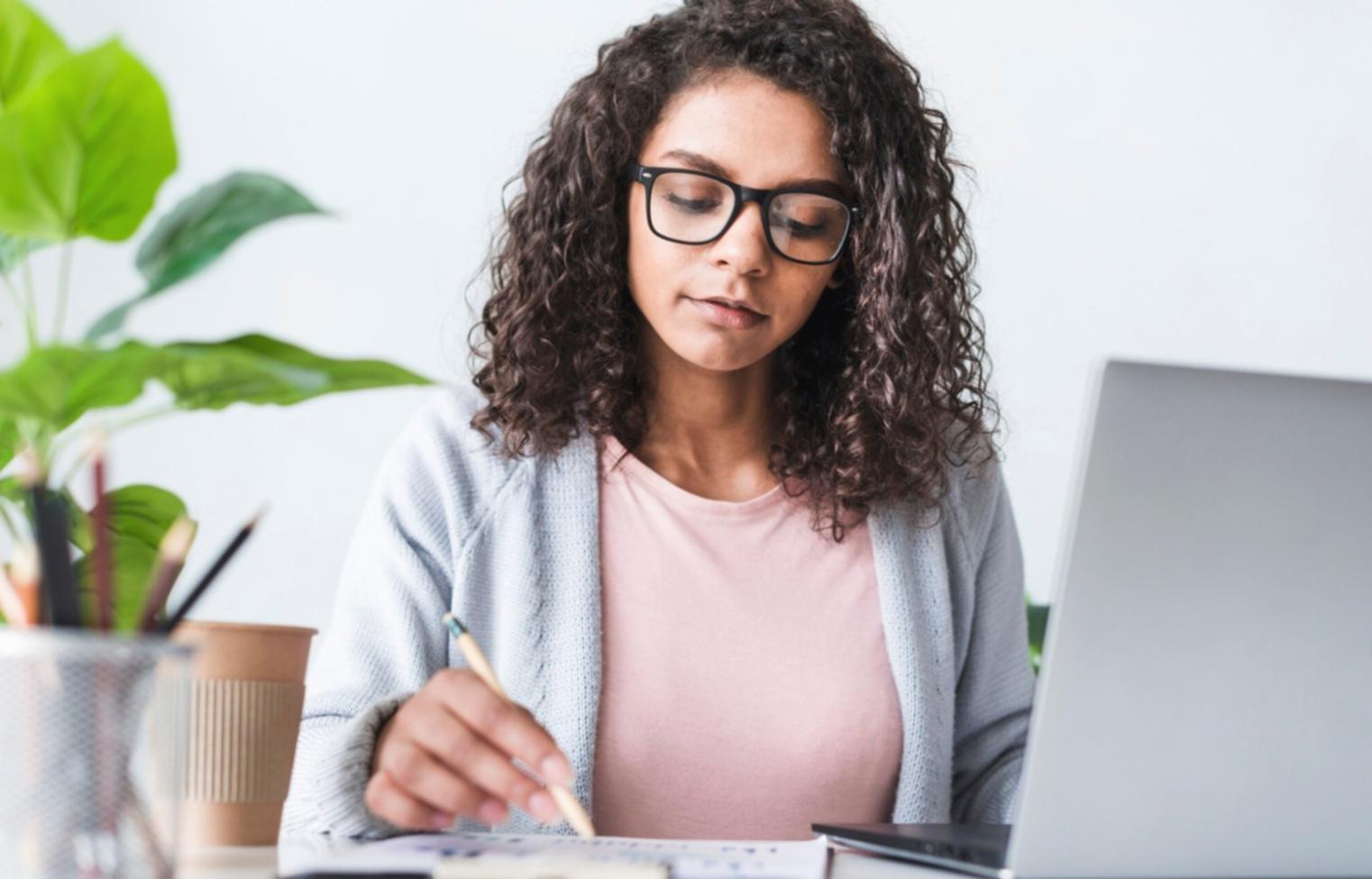 Professionnel analysant des documents financiers et des graphiques sur ordinateur