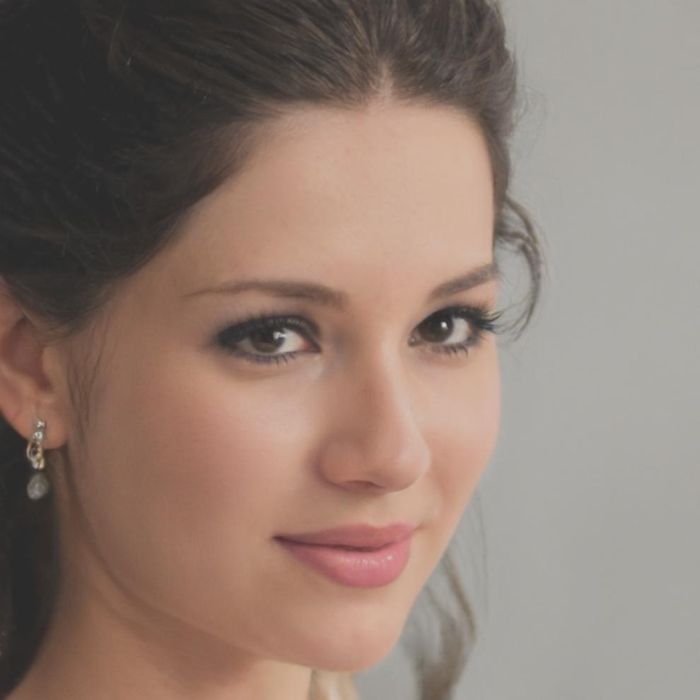 Portrait de Camille Vidal, conseillère en optimisation fiscale