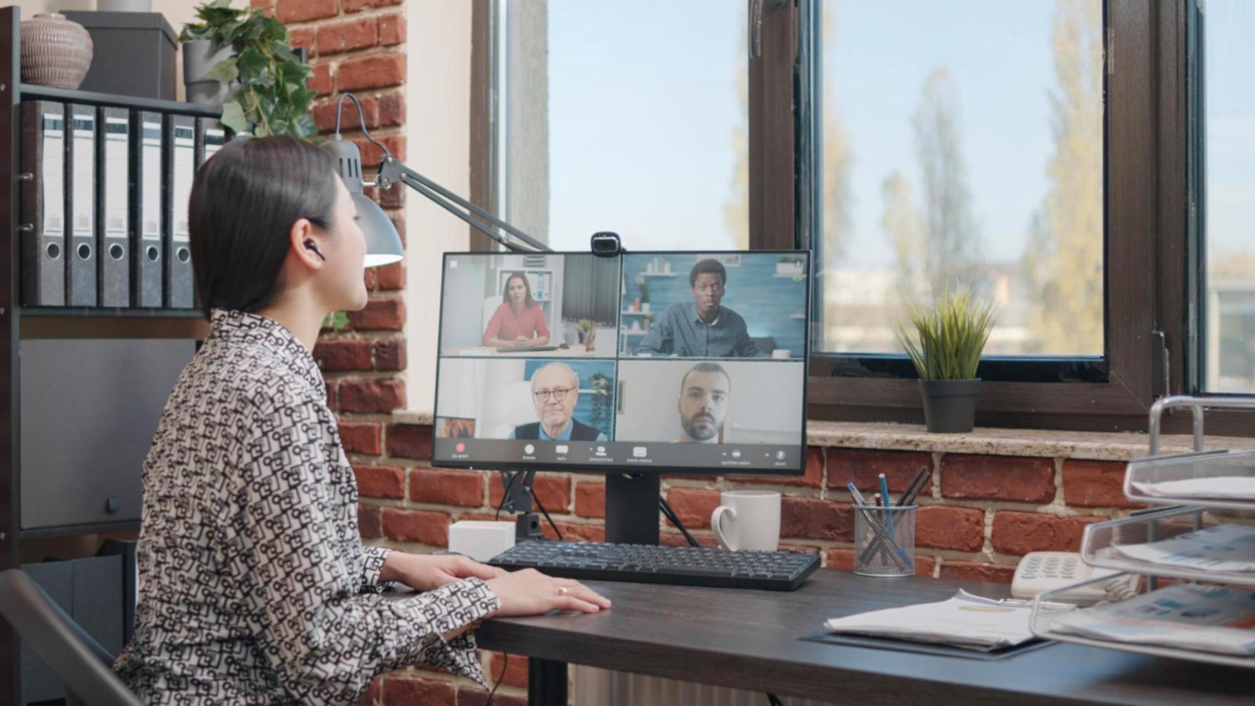 Participants travaillant sur des analyses financières lors d'un atelier pratique