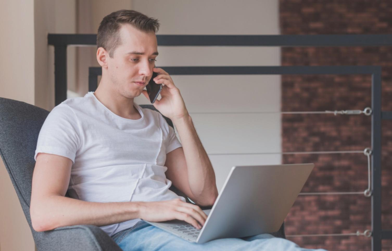 Espace de travail avec documents financiers et outils d'analyse